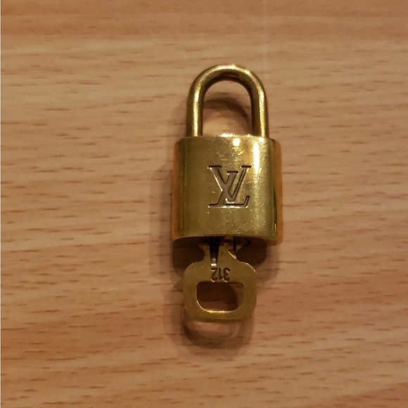 Louis Vuitton lock with key - Picture 4 of 4